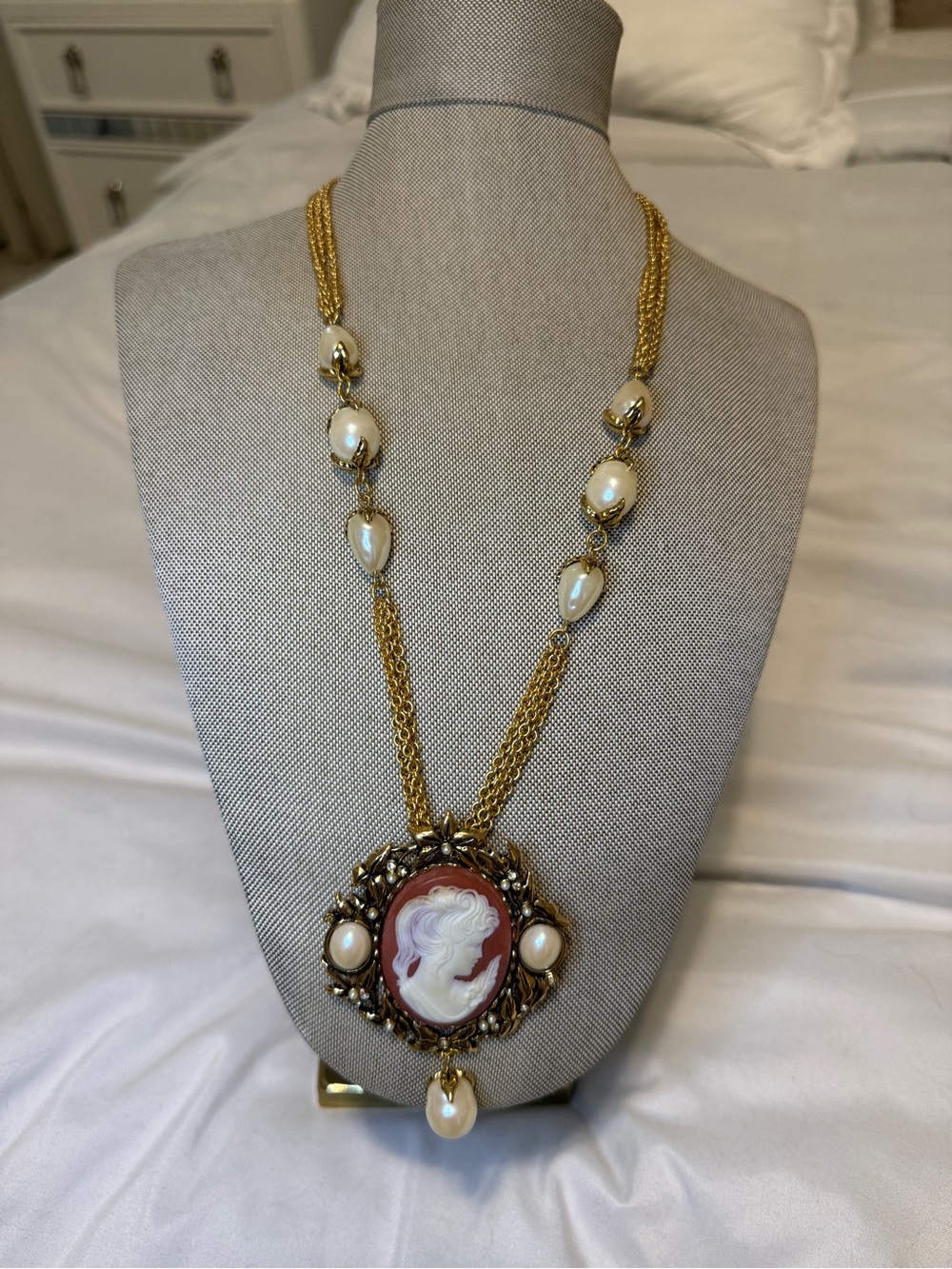 Kenneth J Lane Avon Cameo Brooche necklace